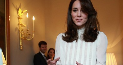 Kate Middleton áttetsző blúzban üdvözölte a gyerekeket otthonában