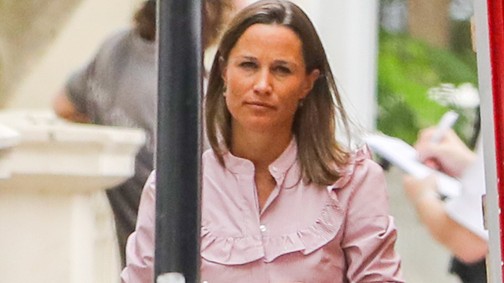 Hiába az oversize ing, akkor is látjuk, hogy Pippa Middleton hasa már ÓRIÁSI