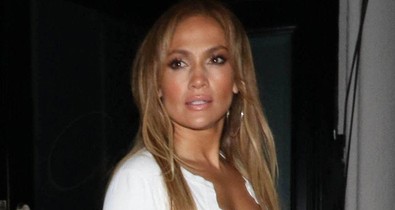 Ő a randi-istennő: Jennifer Lopez falatnyi ruhában szexizett