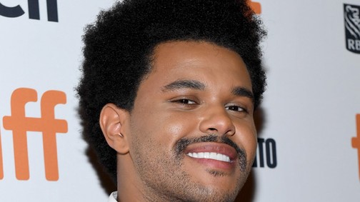 The Weeknd felismerhetetlen ebben a Bölcsek kövére jelmezben