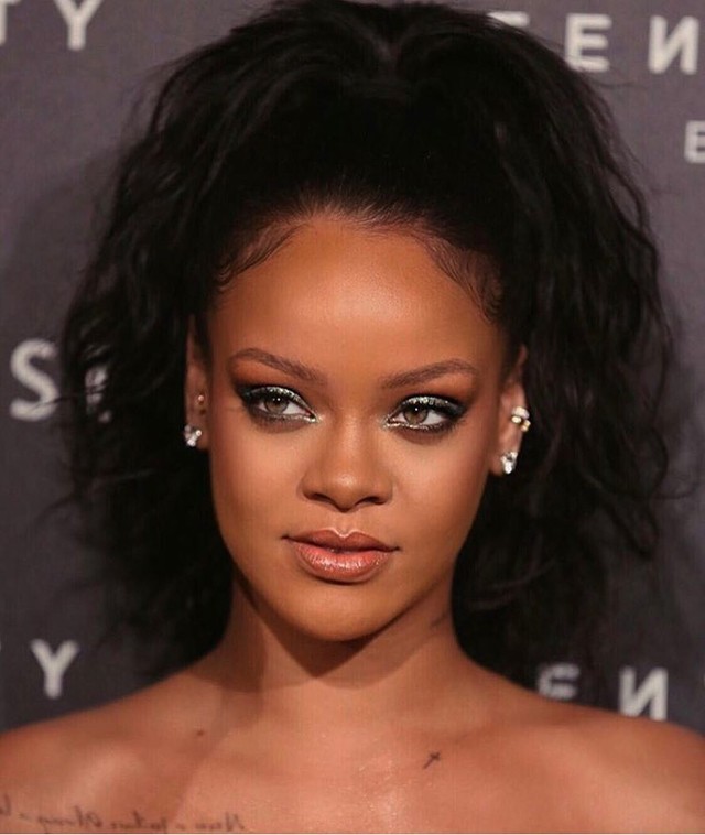 Rihanna Nefertitiként pózol az arab Vogue címlapján! Az emberek kiakadtak!