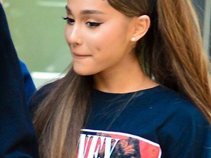 Ariana Grande újra menővé tette a hajcsatot, amitől gimi óta rosszul vagyunk