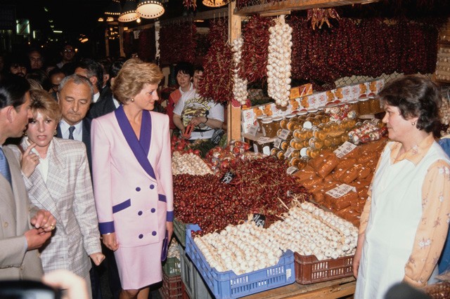 Ezt követően a Fővám téri Vásárcsarnokban nézelődtek. 