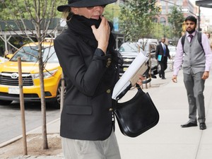 Jennifer Aniston nagyon elrejtőzne