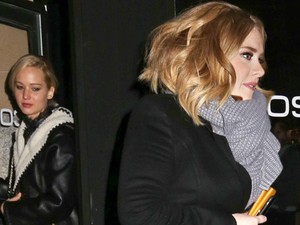 Óriási! Egy melegbárban bulizott Adele és Jennifer Lawrence