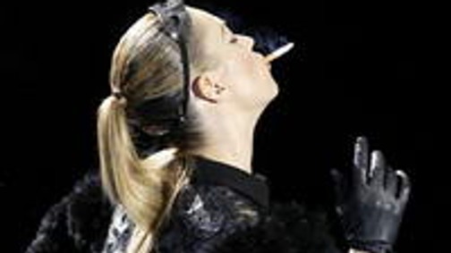 Kate Moss a Louis Vuitton kifutóján cigizett