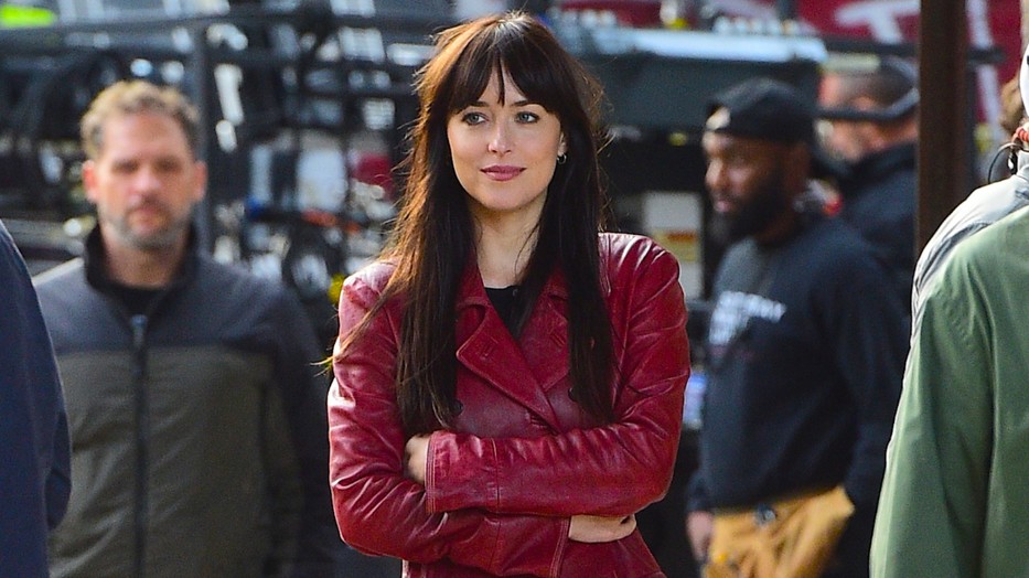 Dakota Johnson épp új filmjét promózza, és csak úgy kapkodjuk a levegőt a legsikkesebb szettjei láttán