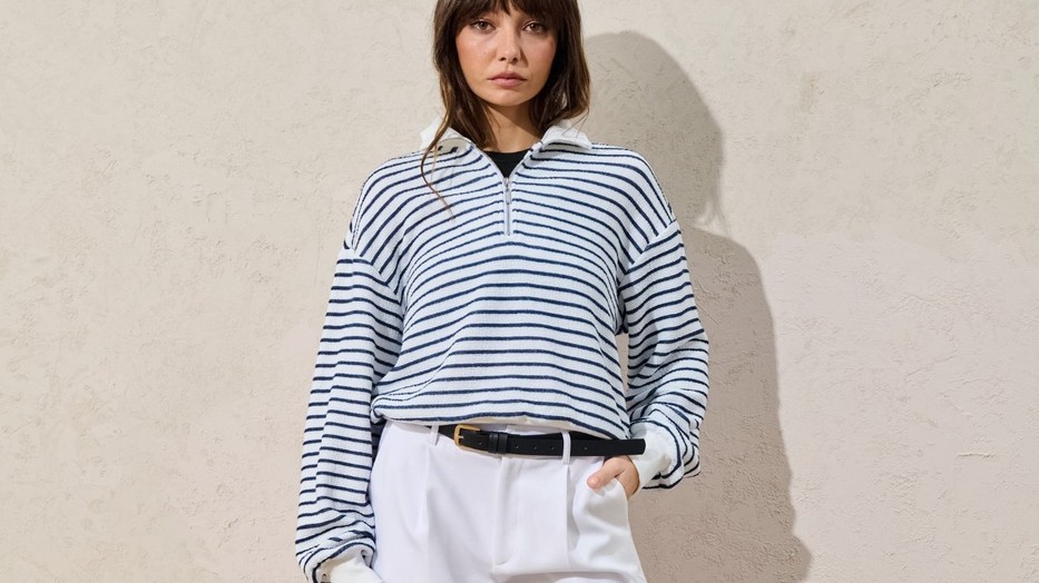 Melegítőfelső és blézer – a casual és az elegancia találkozása.