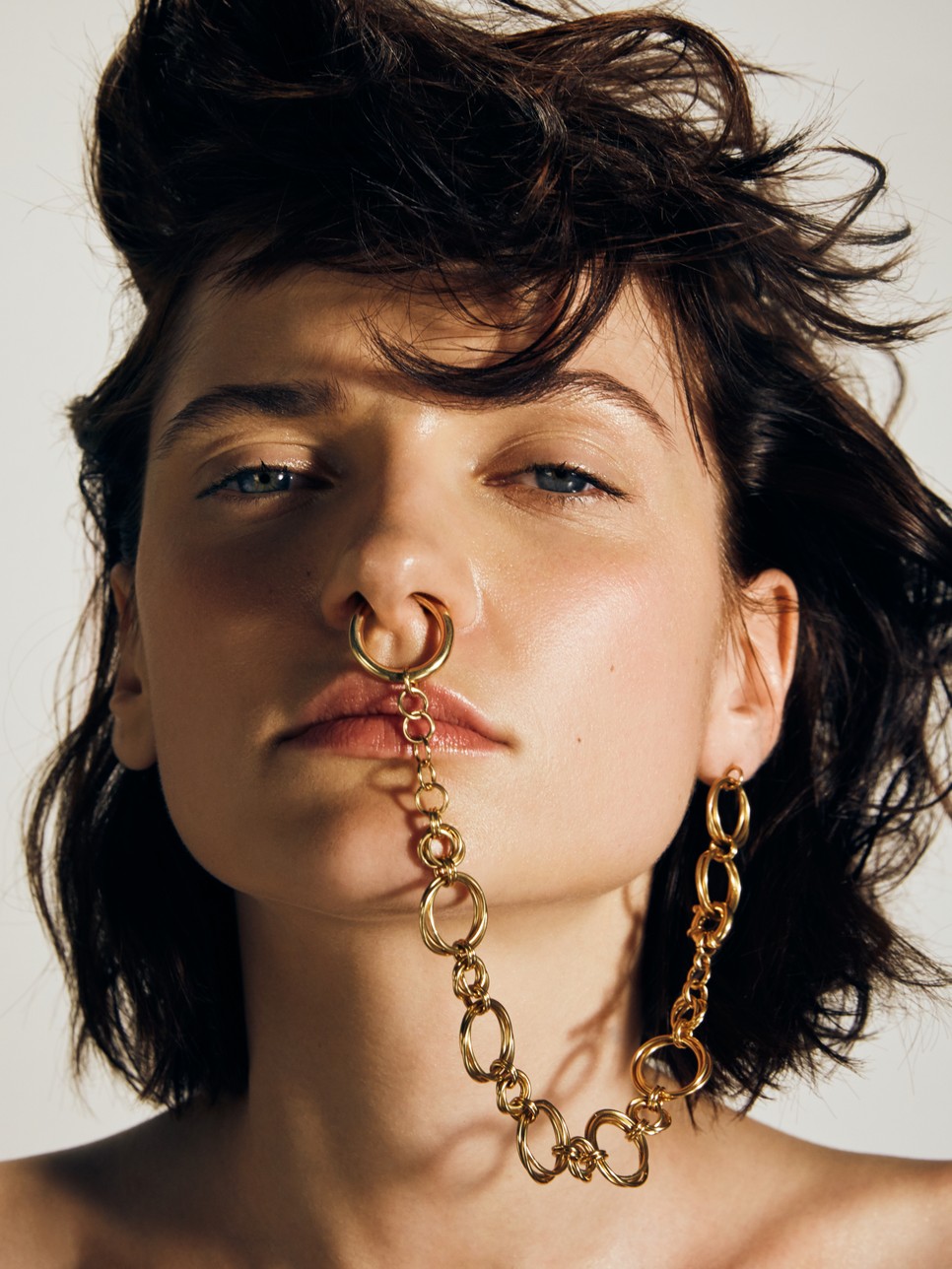 Fülékszer: WIOLA WOLCZYNSKA, Fülbevaló és karkötő: UMIAR