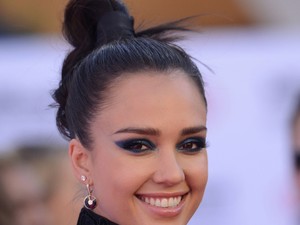 Jessica Alba őrületesen gyönyörű ebben a csipkeruhában