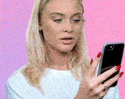 Hoppá! A telefon kék fénye károsíthatja a bőröd?