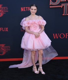 2019-ben, a Stranger Things 3. évadának premierjén már igazi kis dívaként pózolt a kameráknak. Pink, hercegnős ruhájában azonnal ellopta a show-t.