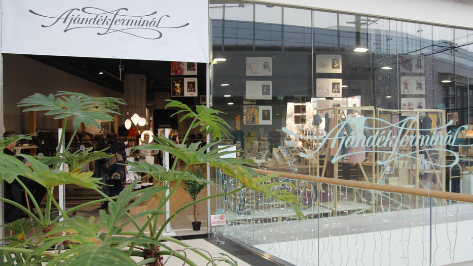 Az Ajándék Terminál olyan ünnepi designvásár, ahol különleges, kis szériás magyar alkotások közül lehet választani, így minden ajándék egyedi, minőségi és valódi hazai tervezői értéket képvisel