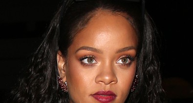 Rihanna hihetetlenül felpolcolta a melleit a vörös szőnyegen