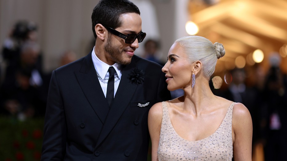 Kim Kardashian és Pete Davidson együtt érkeztek az idei Met gálára | Fotó: Dimitrios Kambouris