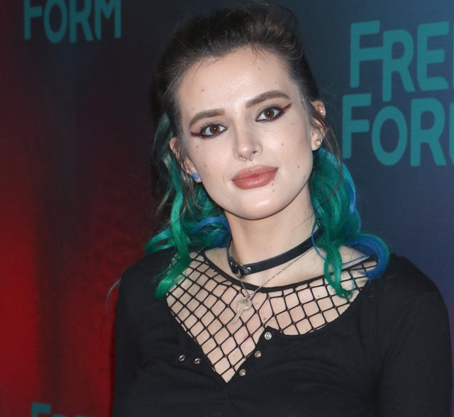 Bella Thorne kék-zöld hajjal