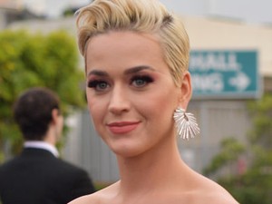 Katy Perry magyar tervező ruhájában bulizott az Oscar estéjén