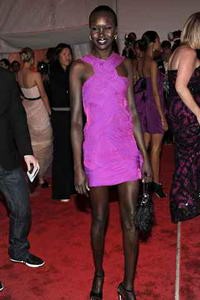 Alek Weken nagyszerűen mutatott a pink ruha.