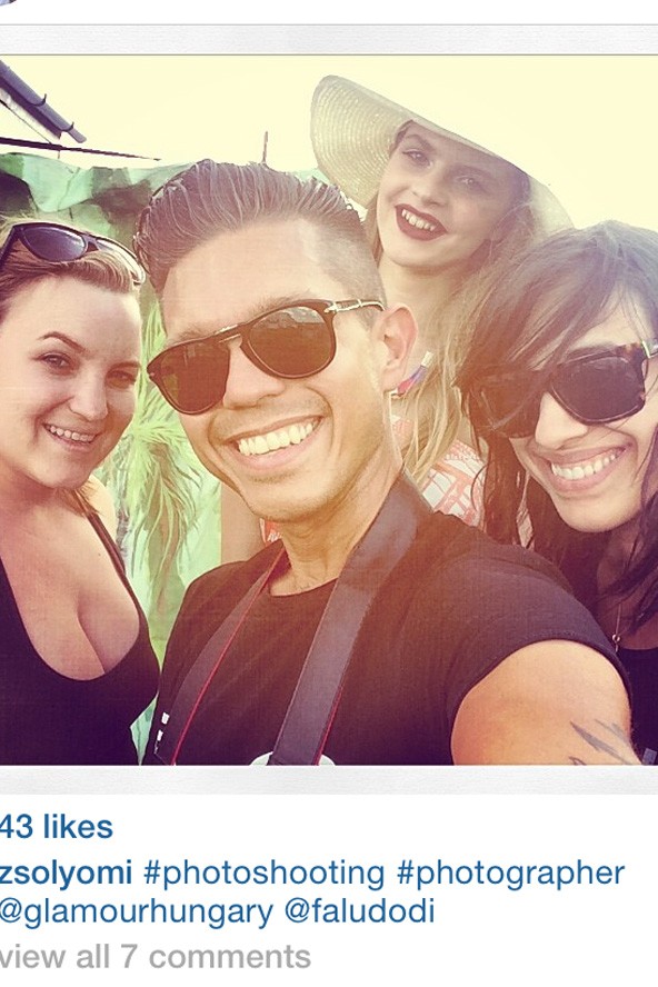 A fotós, a modell, a fodrász és a stylist