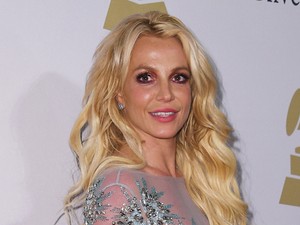 Britney Spears is felvette a meztelen ruhát, de miért?