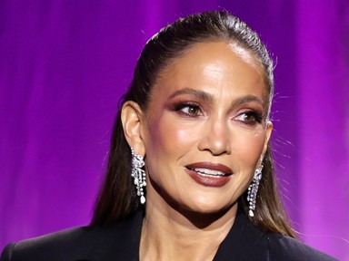 Jennifer Lopez mikro melltartóban és bőrnadrágban állt színpadra, bombaformában van az 56 éves énekesnő