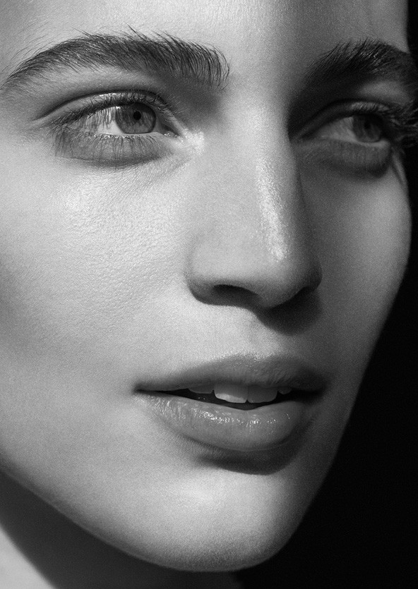 Monokróm múzsa - Gyönyörű fotósorozatban Axente Vanessa!