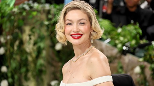 Gigi Hadid bugyi nélkül pózol a legújabb kampányfotóin, alig takarja valami a modell testét