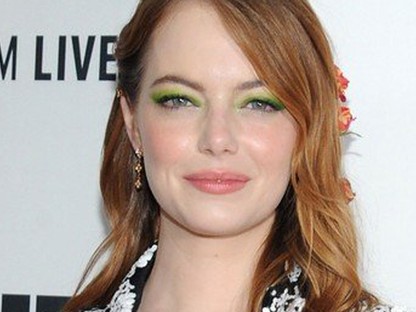 Emma Stone hajába egy egész rózsacsokrot belefontak, és milyen jól tették!