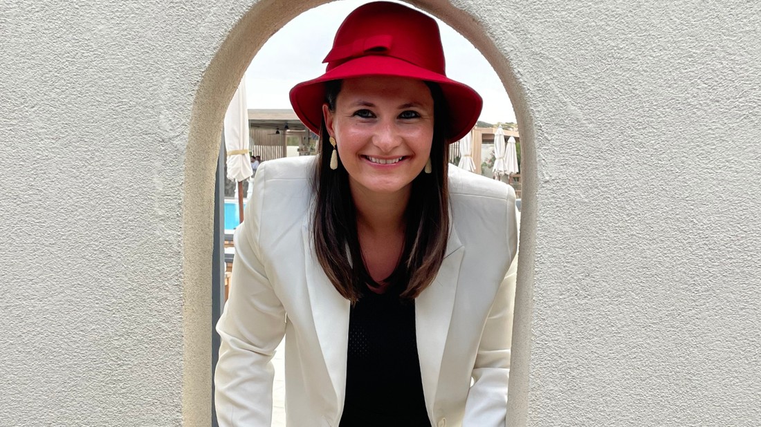 A FashionTouri egy platformot kínál, amely egyesíti a lokalitás iránti érdeklődést és a divat turizmust. Az alapító, Ronja Scherzinger személyes élményei és családi öröksége révén hozta létre a megoldást.