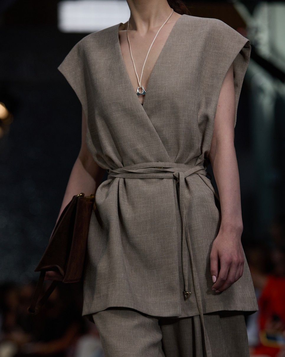 A márka szellemisége a hagyományos szabászat és a modern design harmonikus egyesítésére épül