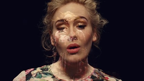 Soha ne nézd meg Adele új klipjét, ha már ittál előtte!