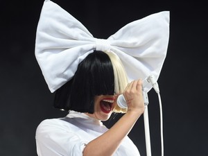 Sia kivételesen nem takarta el az arcát a Los Angeles-i eseményen