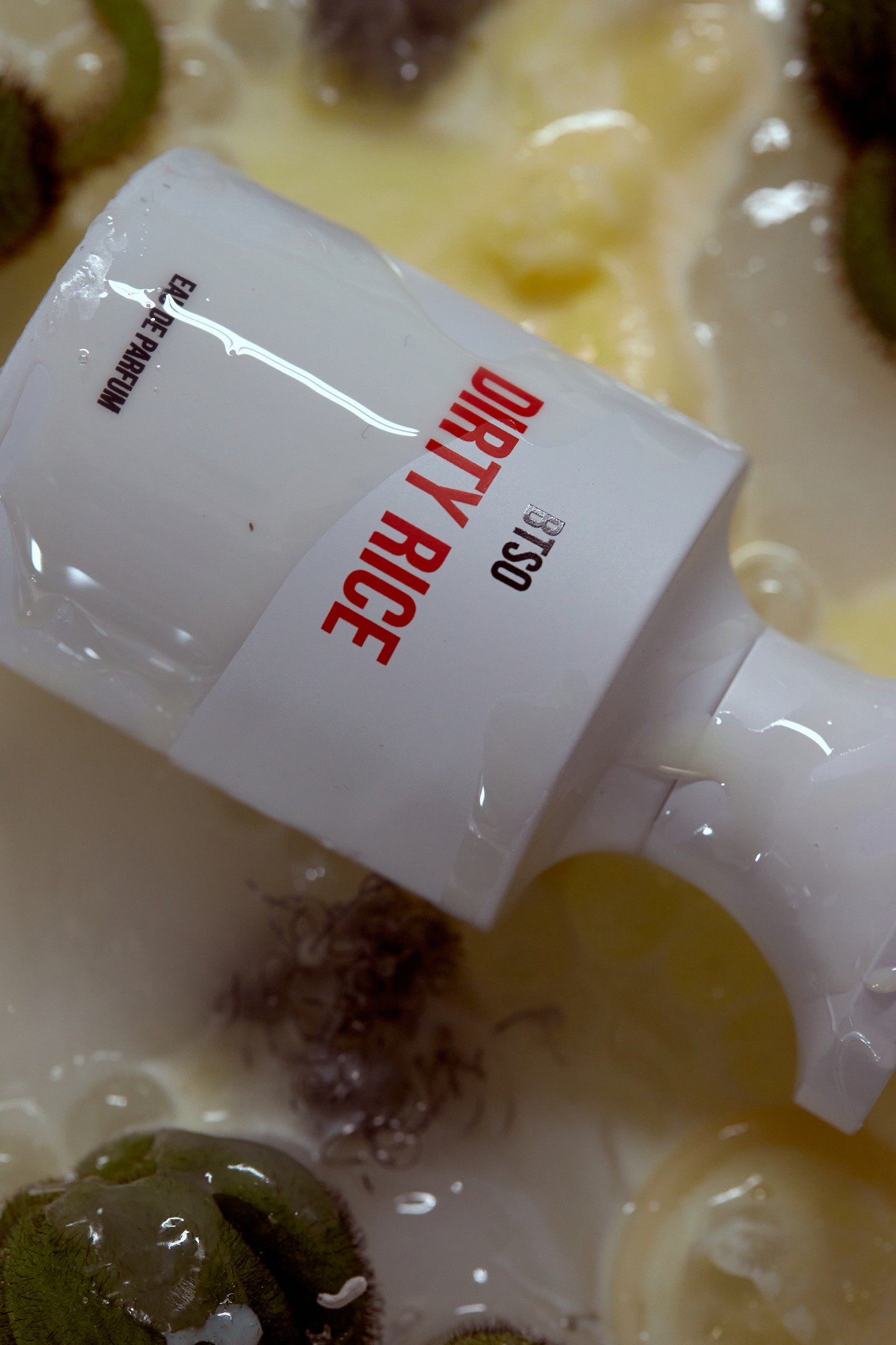 Koszos és ragacsos bőrillat.