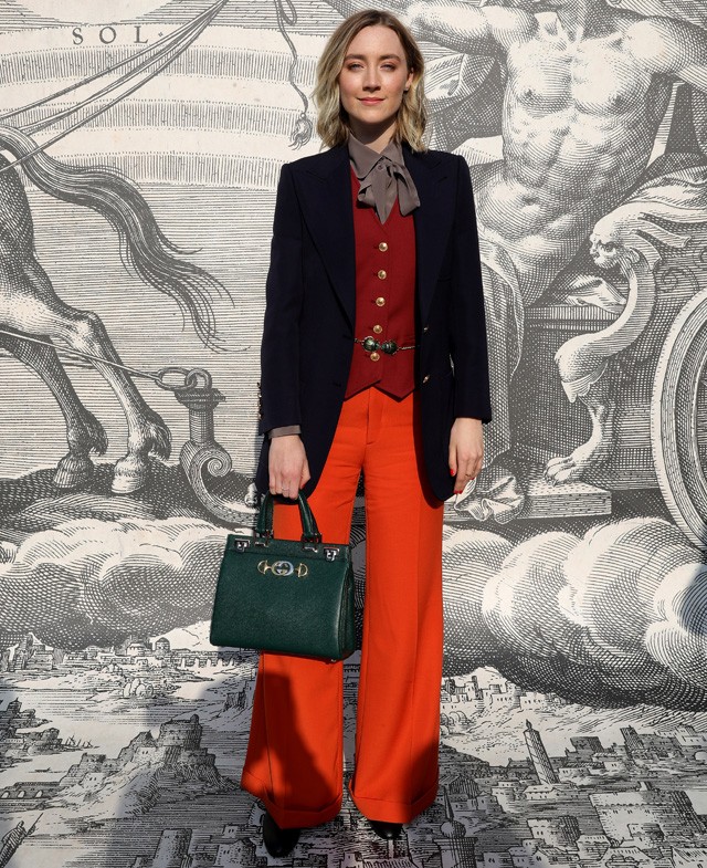 A Gucci bemutatóján virágos otthonkában megjelenő Jared Leto mellett Saoirse Ronan például egy ilyen káprázatosan vagány szettben bizonyította, hogy az olasz divatház darabjaiban elképesztően vagánynak is lehet lenni, nem csak paprikajancsinak