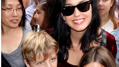 Napi cuki: Katy Perry gyerekkel pózol