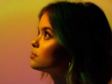 Nagy Bogi énekesnő lezser eleganciával indítja a hetet