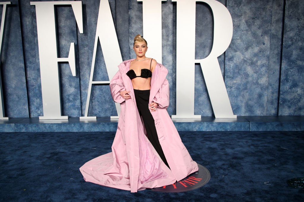Florence Pugh 2023-ban a Vanity Fair Oscar afterjén - ruhájának központi eleme ismét a mellrészre esik - ha már mindenki róla beszél, ő arra használja, hogy legyen értelme a párbeszédnek