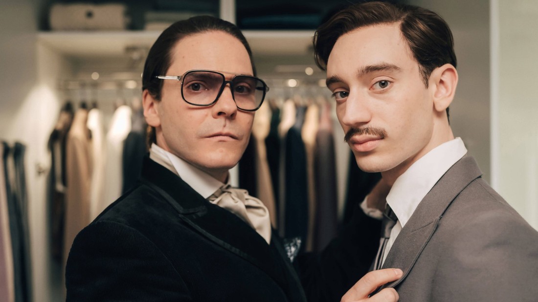 Daniel Brühl Karl Lagerfeld szerepében 2024-ben