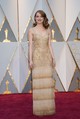 2017, Emma Stone - A La La Land film, amelyért Emma Stone elnyerte az Oscar-díjat, a régi hollywoodi csillogás előtt tiszteleg. Ugyanígy a húszas évek ihlette Givenchy Haute Couture ruha is, csipkével, gyöngyökkel és rojtokkal díszítve. A ruha megalkotása több mint 1700 órát és a Givenchy Atelier 11 fős csapatát vette igénybe.