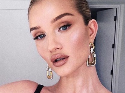 A királyi család fotóin is túltesznek azok a képek, amiket Rosie Huntington-Whiteley osztott meg 