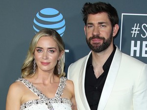 Összeöltöztek a vörös szőnyegen: Emily Blunt is szmokingot viselt John Krasinski mellett