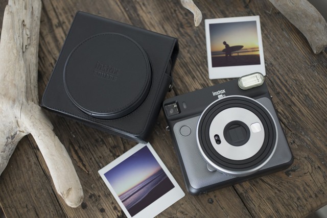 A világ igenis négyszögletű! Megérkezett a Fujifilm Instax új Square SQ6 kamerája