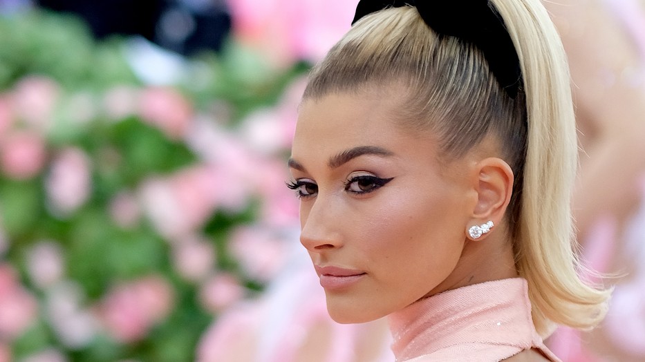 Hailey Bieber igazi Bratz babaként járja Párizst