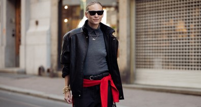 A 10 legjobb piros pulóver a divatszerkesztő szerint, ha a szezon legkülönlegesebb darabjait keresed