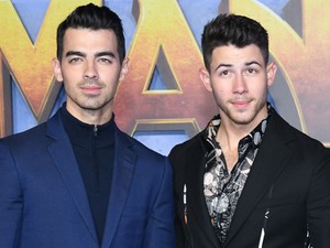 A Jonas tesók kiparodizálták a Kardashian lányok híres balhéját