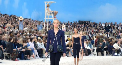Őrület! A Chanel tényleg tengerpartot csinált Párizs közepére