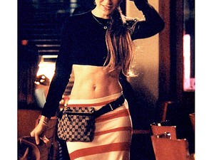 Az övtáska felemelkedése: Carrie Bradshaw imádta, Kendall Jenner újra divatba hozza