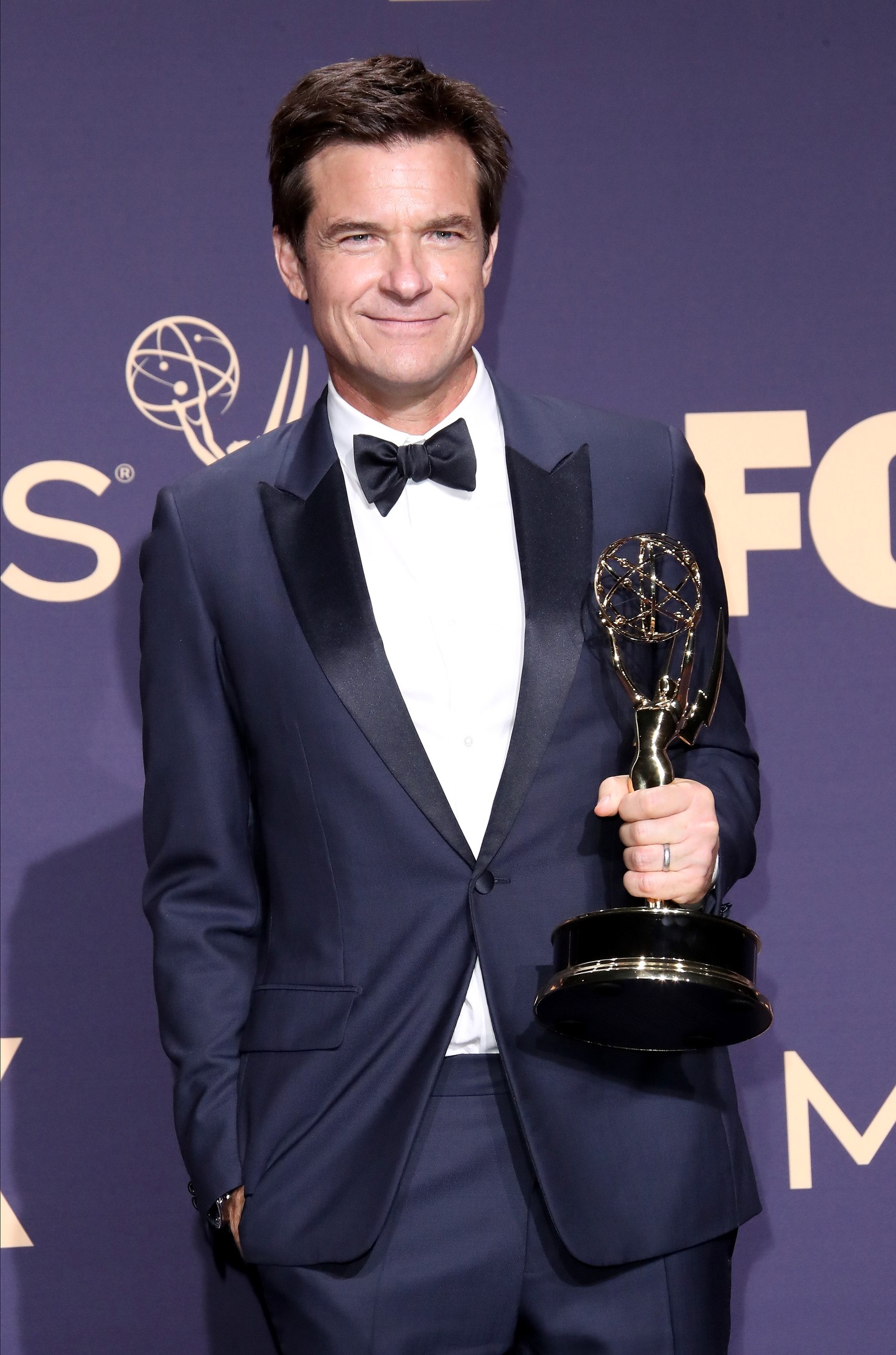 Talán ezen a képen lepődsz meg a legjobban: az 55 éves Jason Bateman bizony a Másnaposok és a Förtelmes főnökök sztárja, aki gyerekszínészként kezdte és hatalmas ismertségig jutott. Itt például a Los Angeles-i Primetime Emmy Awards díját szorongatja, amit kiemelkedő rendezői munkájáért kapott.