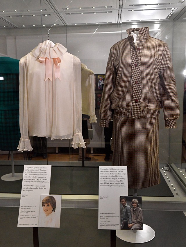 A hagyományos brit öltözékeket egy kis nőiességgel tette egyedivé a hercegnő. Minden fodrosat, csipkéset kifejezetten imádott.