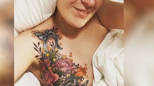Ez a nő túlélte a rákot, és amit a mellére tetováltatott, attól mindenki meghatódik